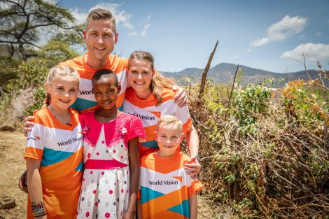 Familie besucht ihr Patenkind in Afrika