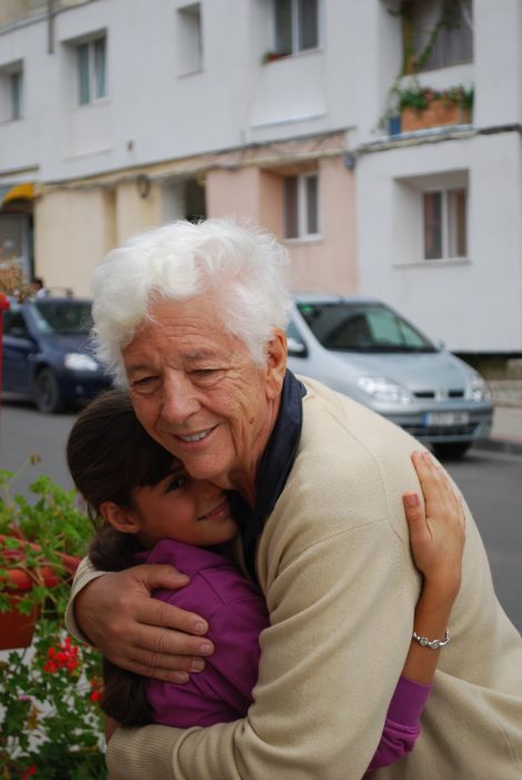 Ältere Frau umarmt ihr Patenkind