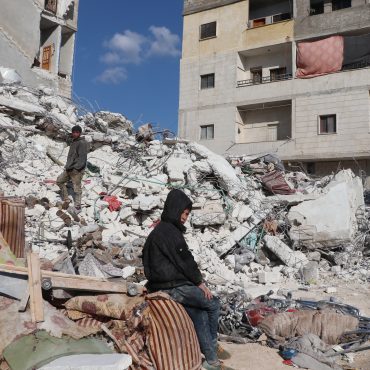 Bilder nach dem Erdbeben in Syrien zeigt eingestürzte Gebäude und dazwischen sitzt ein verzweifelter Junge.