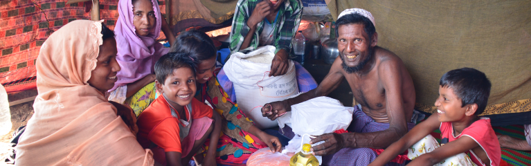 Eine Familie erhält Reis und Hülsenfrüchte gegen den Hunger