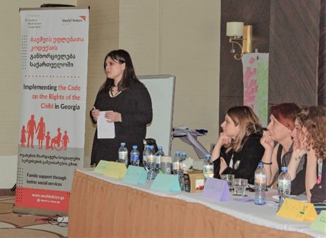 Mitarbeiter diskutieren in Georgien zum Thema Kinderrechte