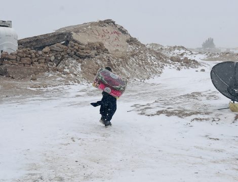 Nothelfer kämpft sich durch Schneemassen zu den Menschen und verteilt Decken